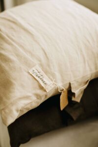 Ľanový vankúš v prírodnej, nefarbenej farbe – čistý ľan pre zdravý a prirodzený spánok.